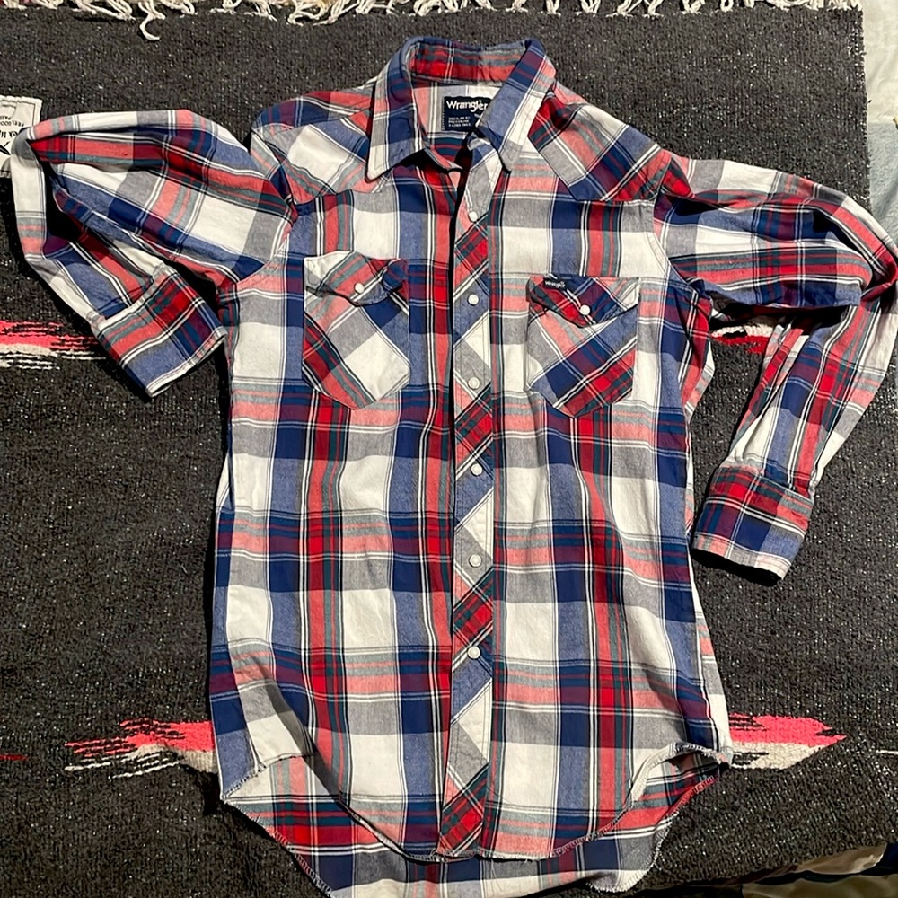 Wrangler pearl snap long sleeve button down, 100% cotton.
